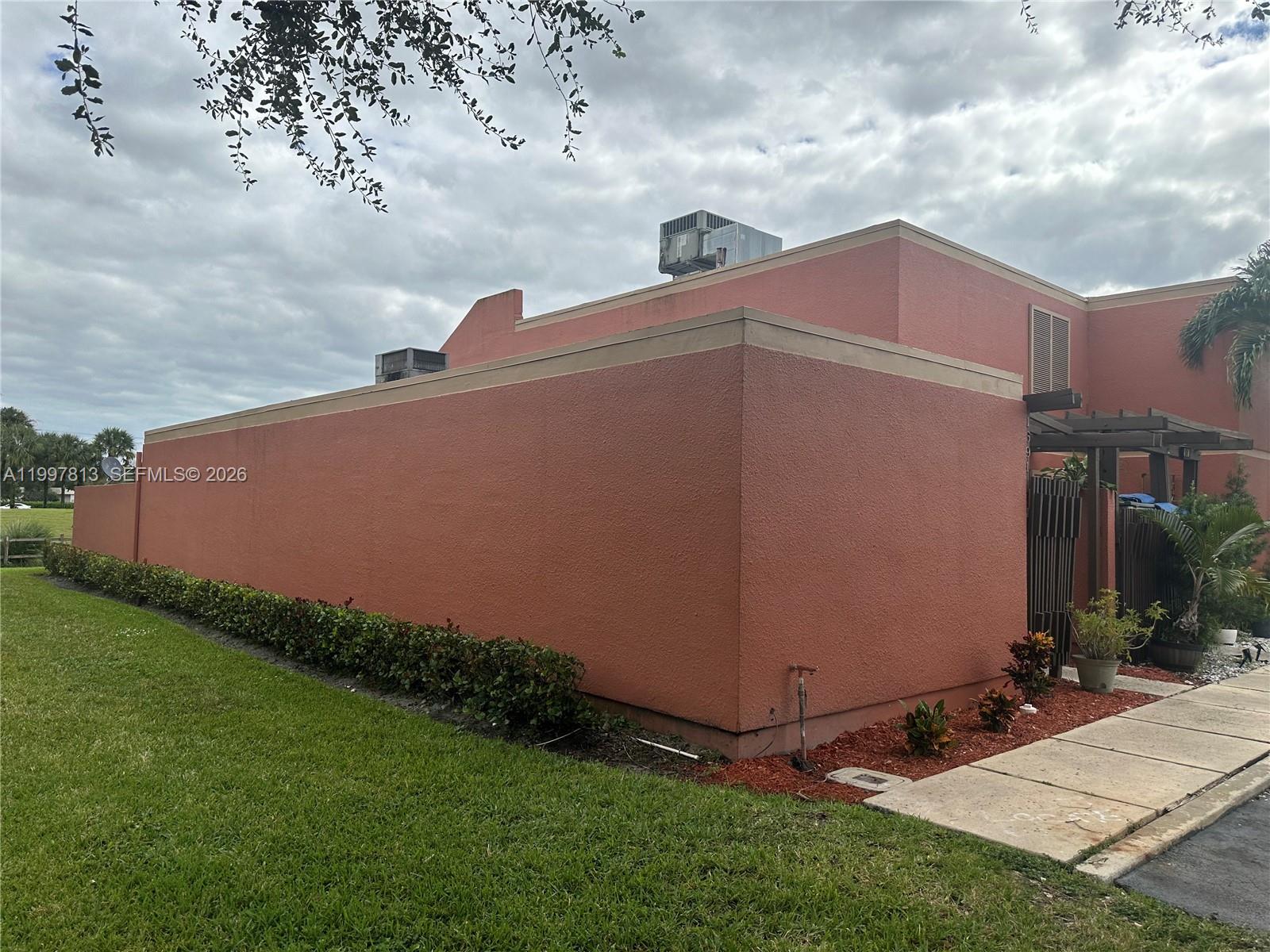 EVERGLADES SUGAR & LAND C - Residential Lease