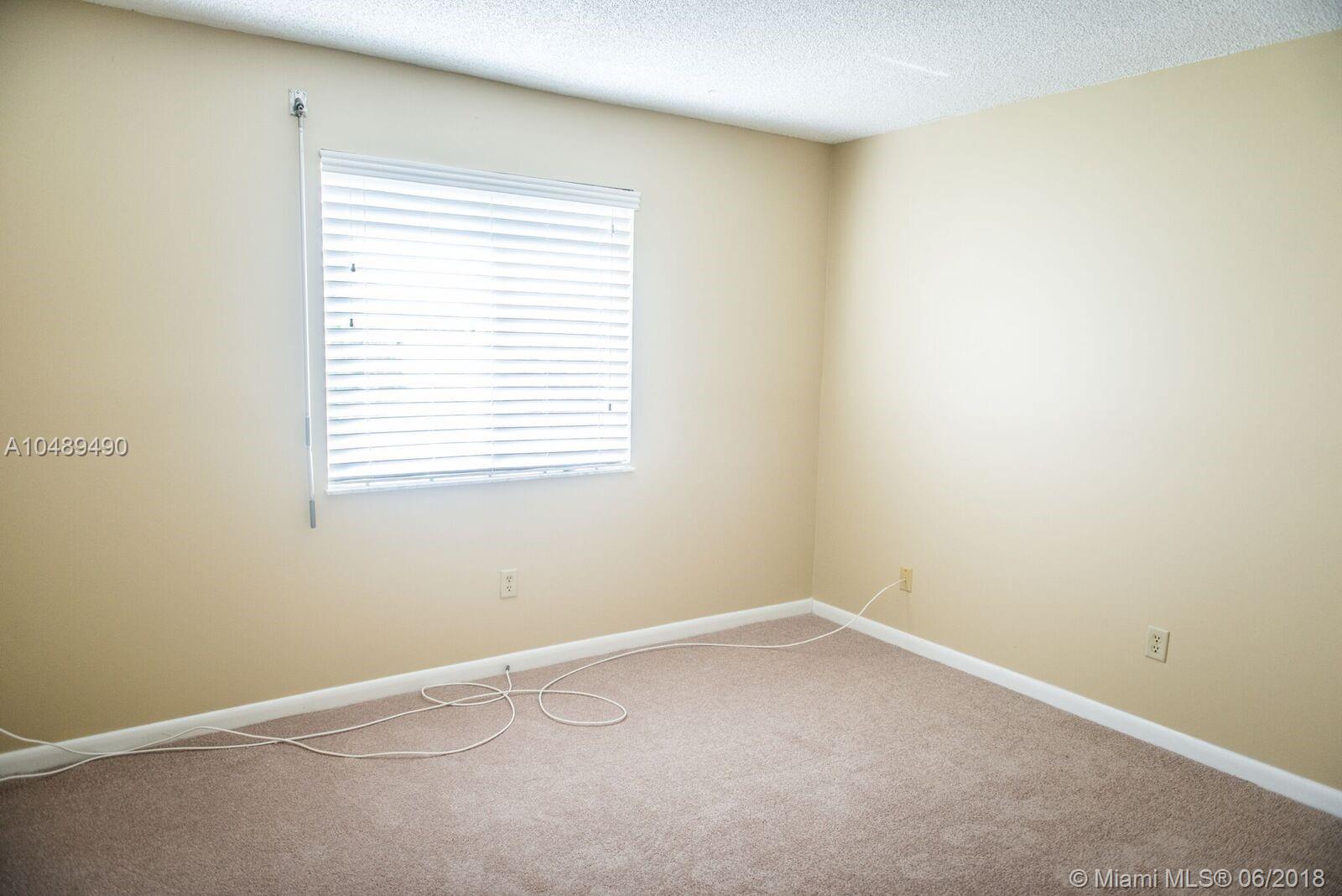 NARANJA LAKES CONDO NO 5 - Residential