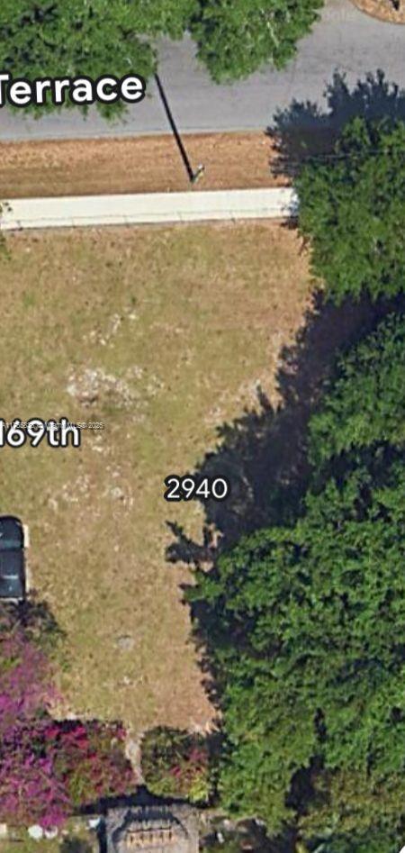This residential property is NOT FOR SALE, next lot is currently in the process of having its folio number updated to reflect it as a standalone lot. Once completed, the lot will have a total size of 7,500 sq. ft., making it an excellent opportunity for residential development. Don't miss the chance to invest in this well-located property!