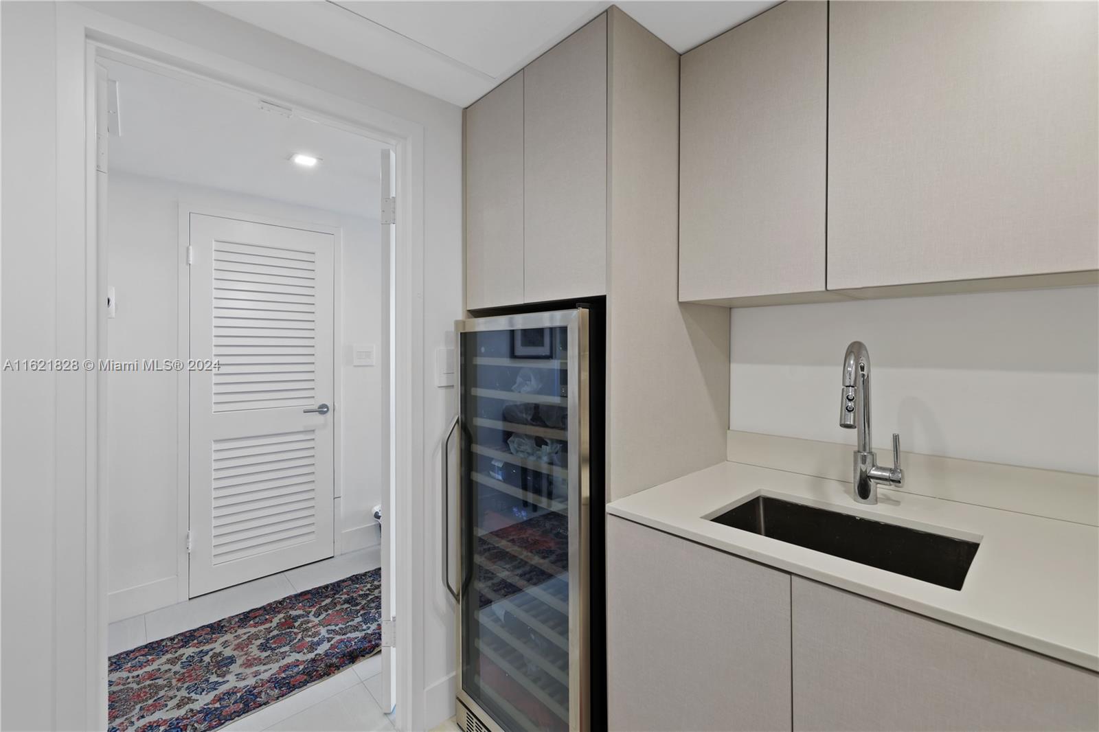 THE CARRIAGE HOUSE CONDO - Residential Lease
