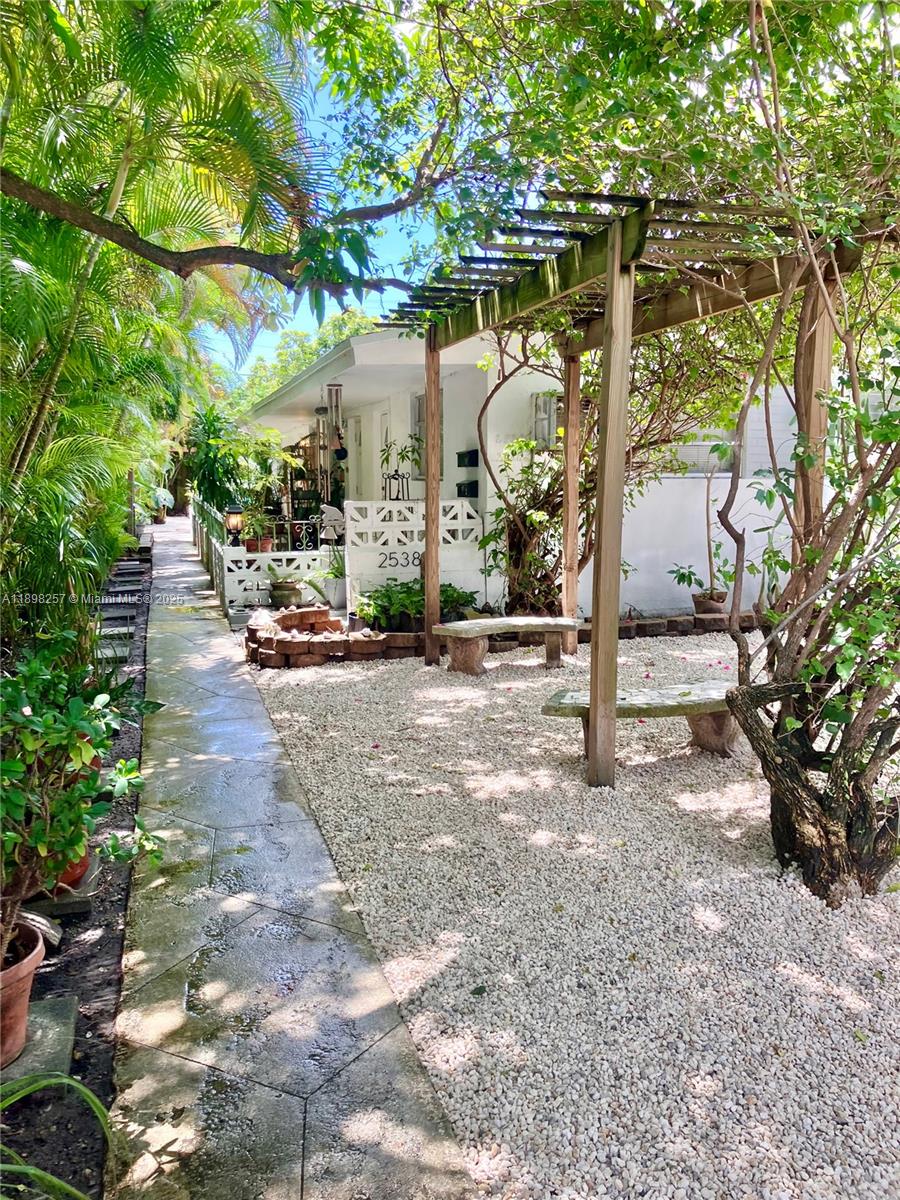 Beautiful garden apartment in the coveted Shenandoah neighborhood. A unique 2 bed/ 2 bath in a great location with parking! This is an adorable duplex on a lush quiet street. Wood floors, cool design details throughout, and 2 separate entrances into the apartment. Close to Calle 8, Coconut Grove, downtown and so much more, if you're looking for a special spot in the middle of the city to call home, this is for you! Will not last.
This is a quiet building, looking for a good tenant who will take care of the place and treat it like your home.