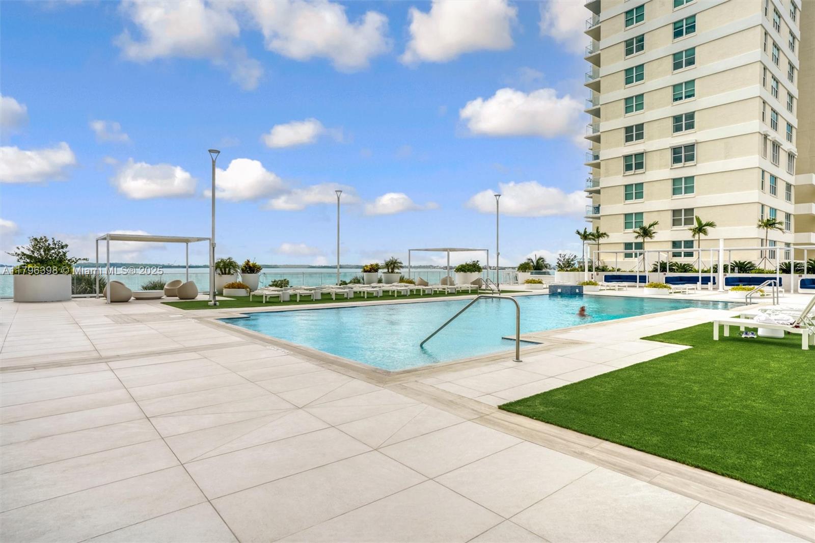 ISOLA CONDO - Residential