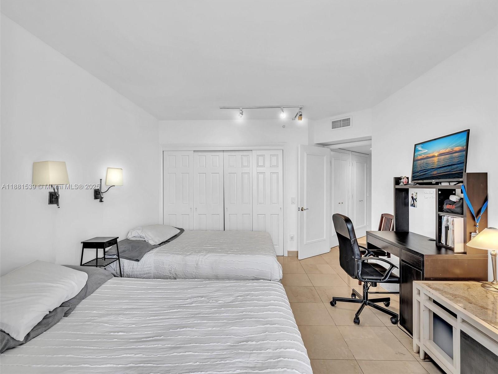 NORTH TOWER AT THE POINT - Residential