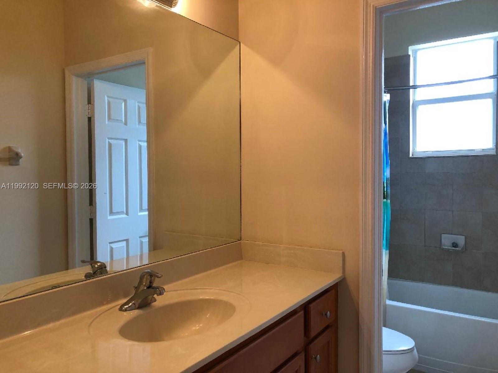 KENDALL COMMONS RESIDENTI - Residential Lease