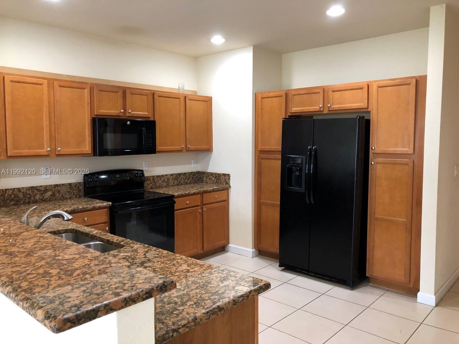 KENDALL COMMONS RESIDENTI - Residential Lease