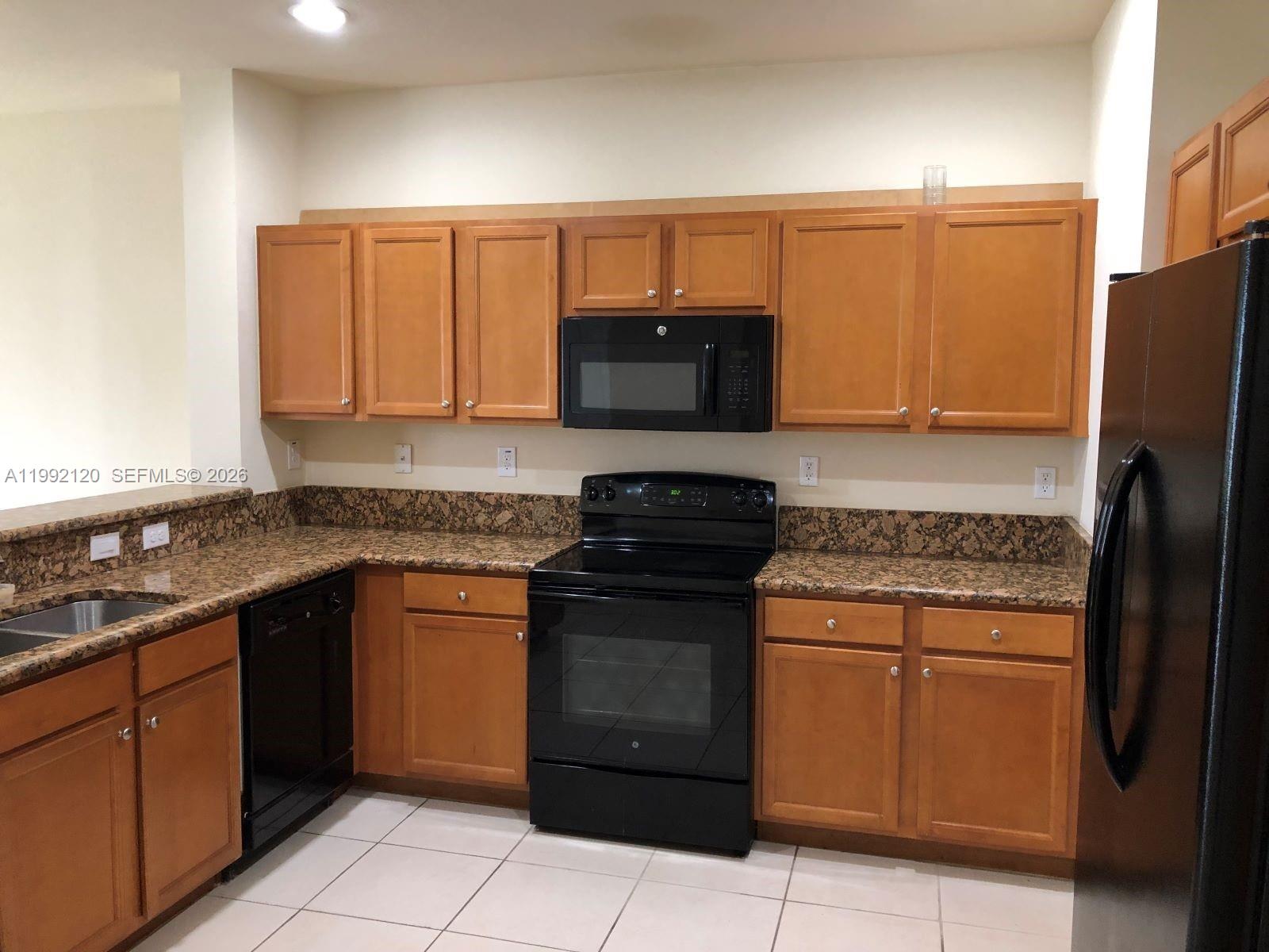 KENDALL COMMONS RESIDENTI - Residential Lease