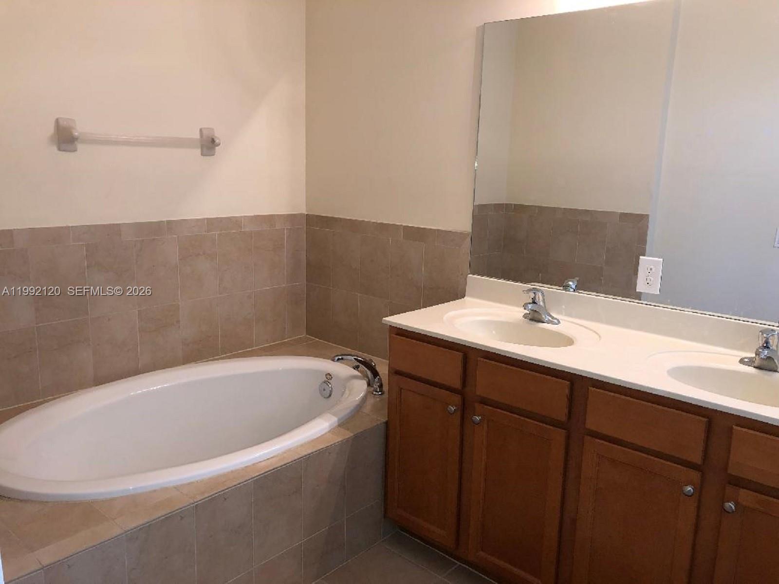 KENDALL COMMONS RESIDENTI - Residential Lease