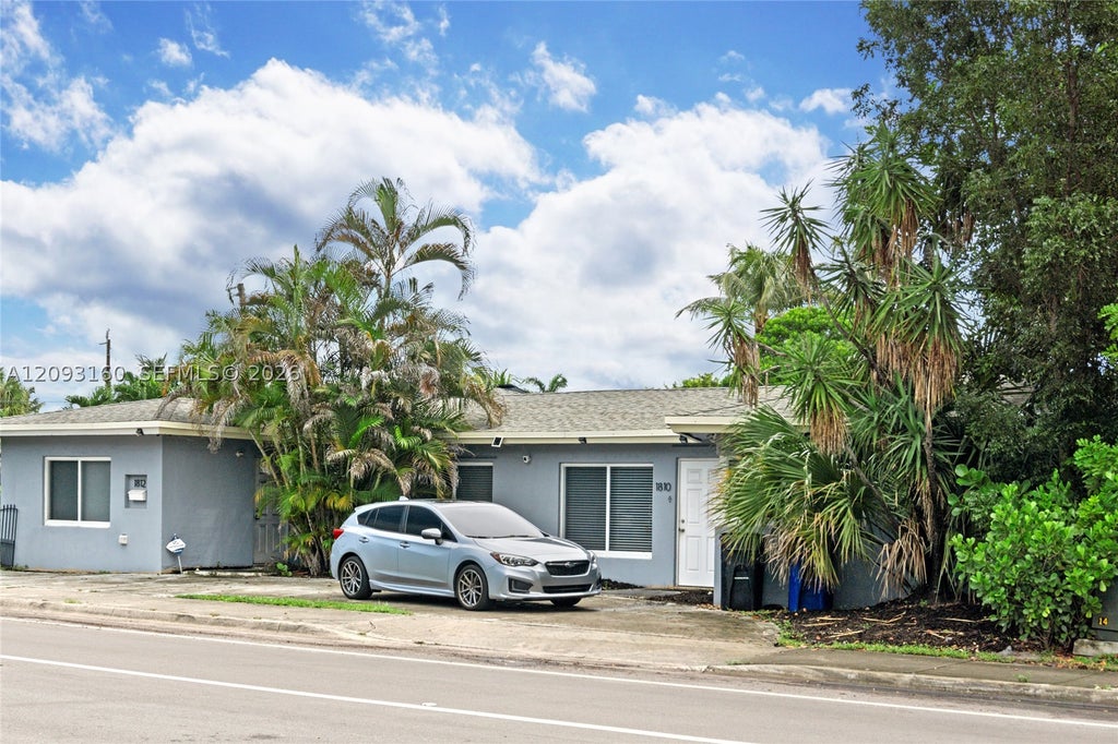 Photo of 1810 NE 15th Ave #1810, Fort Lauderdale, FL 33305 (MLS # A12093160)