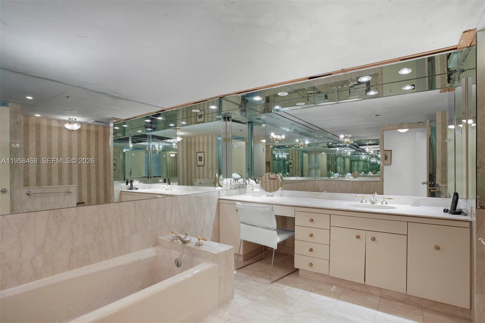 TURNBERRY ISLE SOUTH COND - Residential