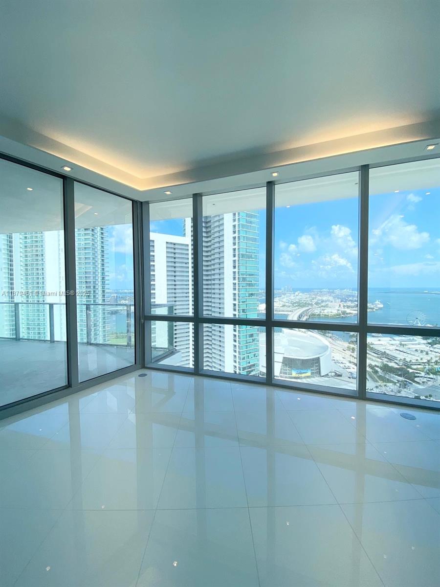 PARAMOUNT MIAMI WORLDCENT - Residential Lease