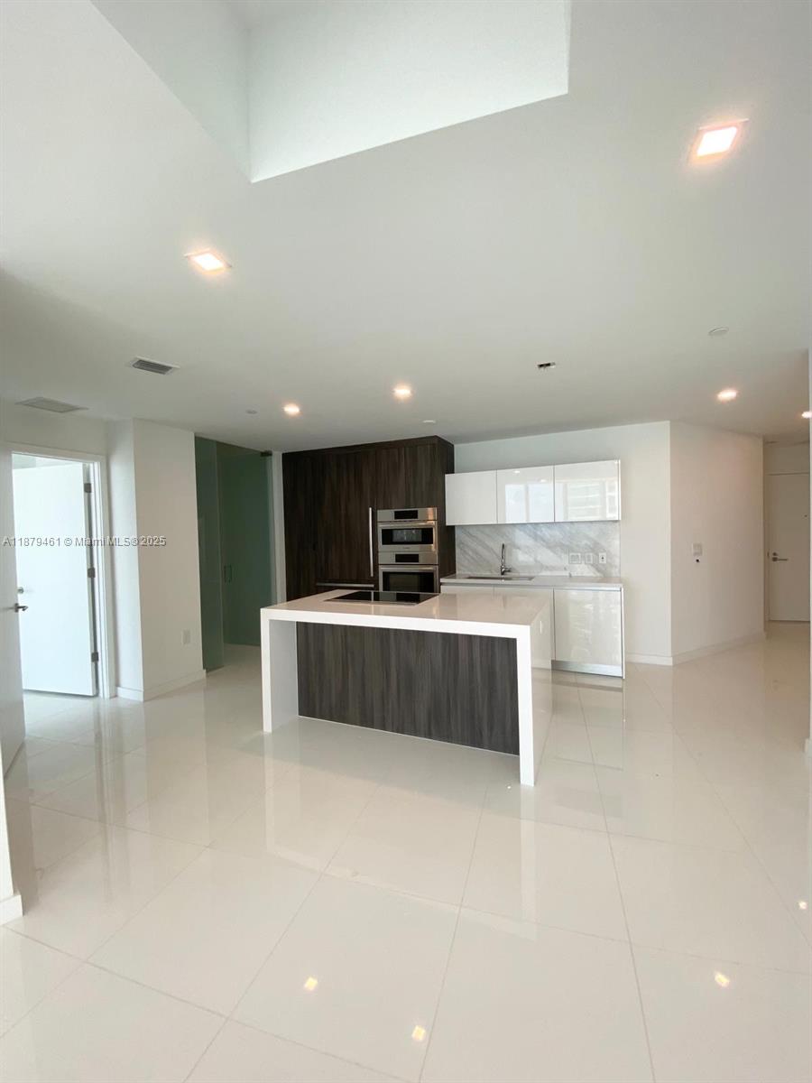 PARAMOUNT MIAMI WORLDCENT - Residential Lease