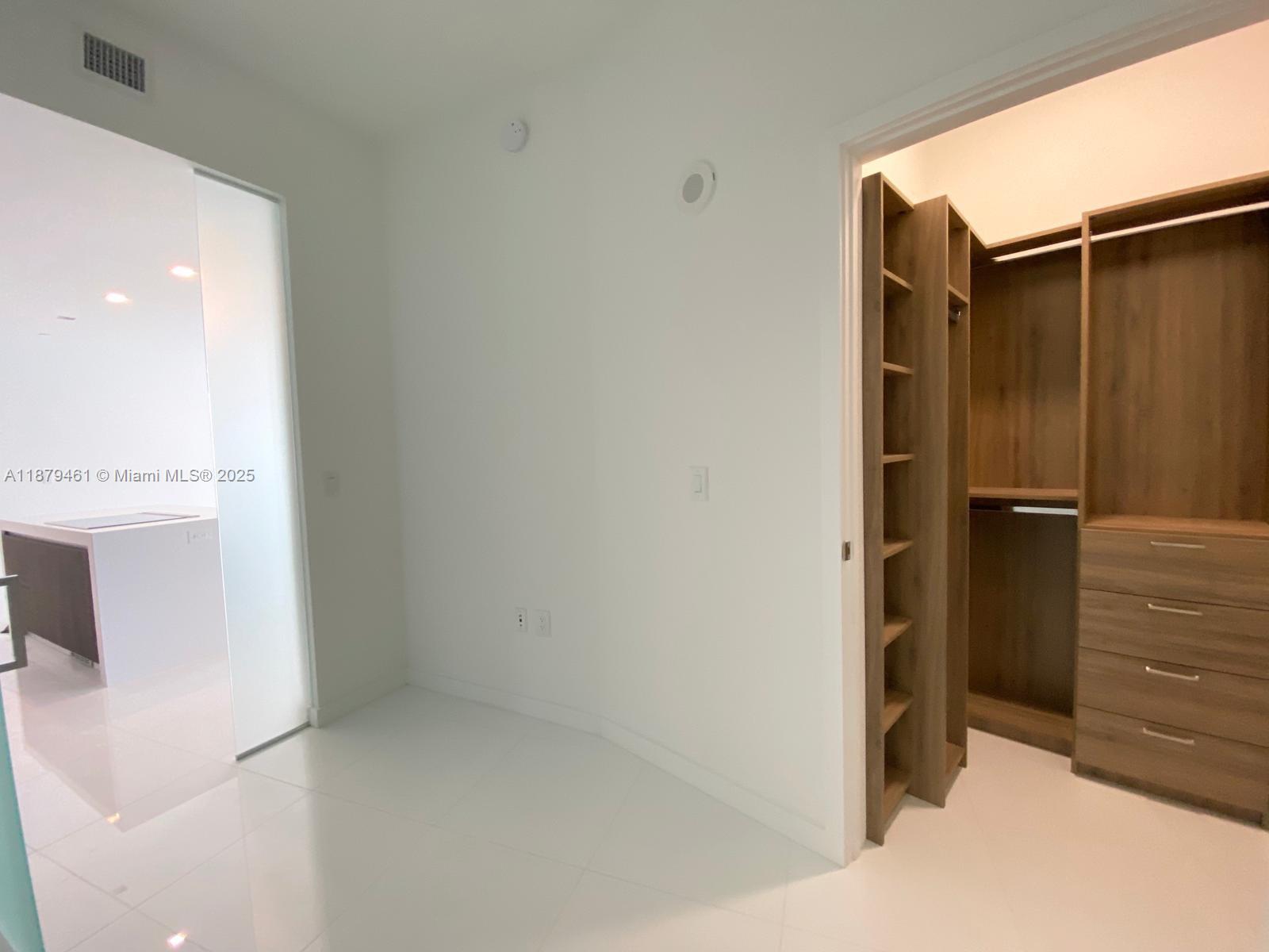 PARAMOUNT MIAMI WORLDCENT - Residential Lease