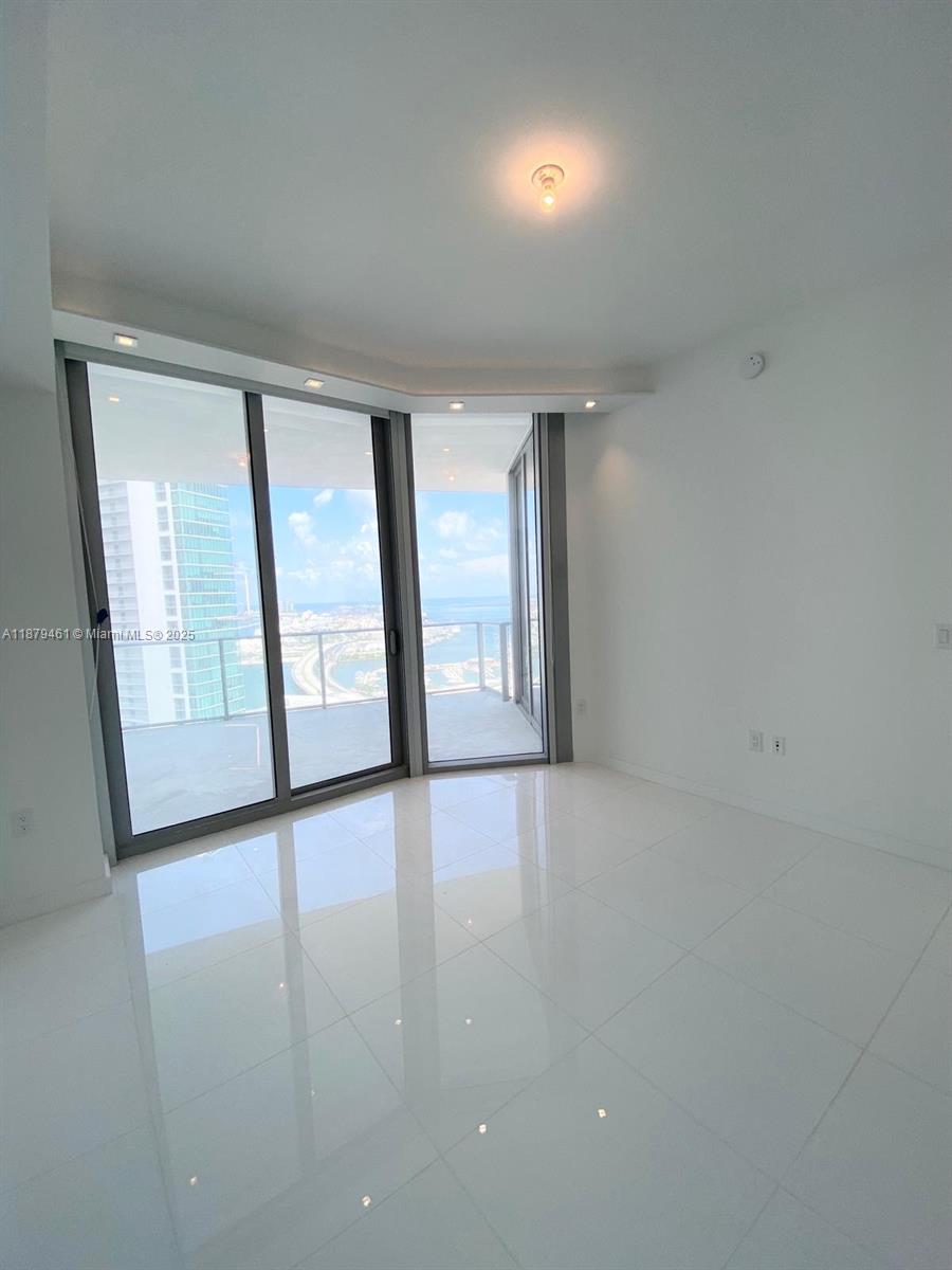 PARAMOUNT MIAMI WORLDCENT - Residential Lease
