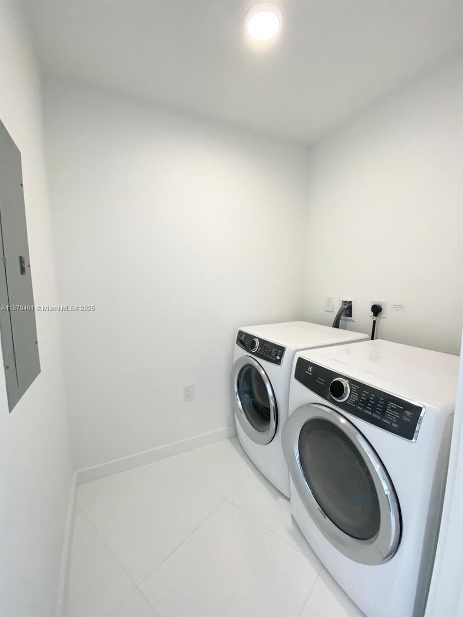 PARAMOUNT MIAMI WORLDCENT - Residential Lease