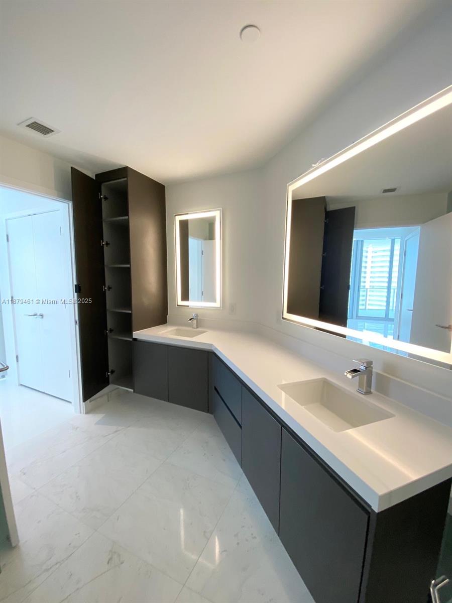 PARAMOUNT MIAMI WORLDCENT - Residential Lease
