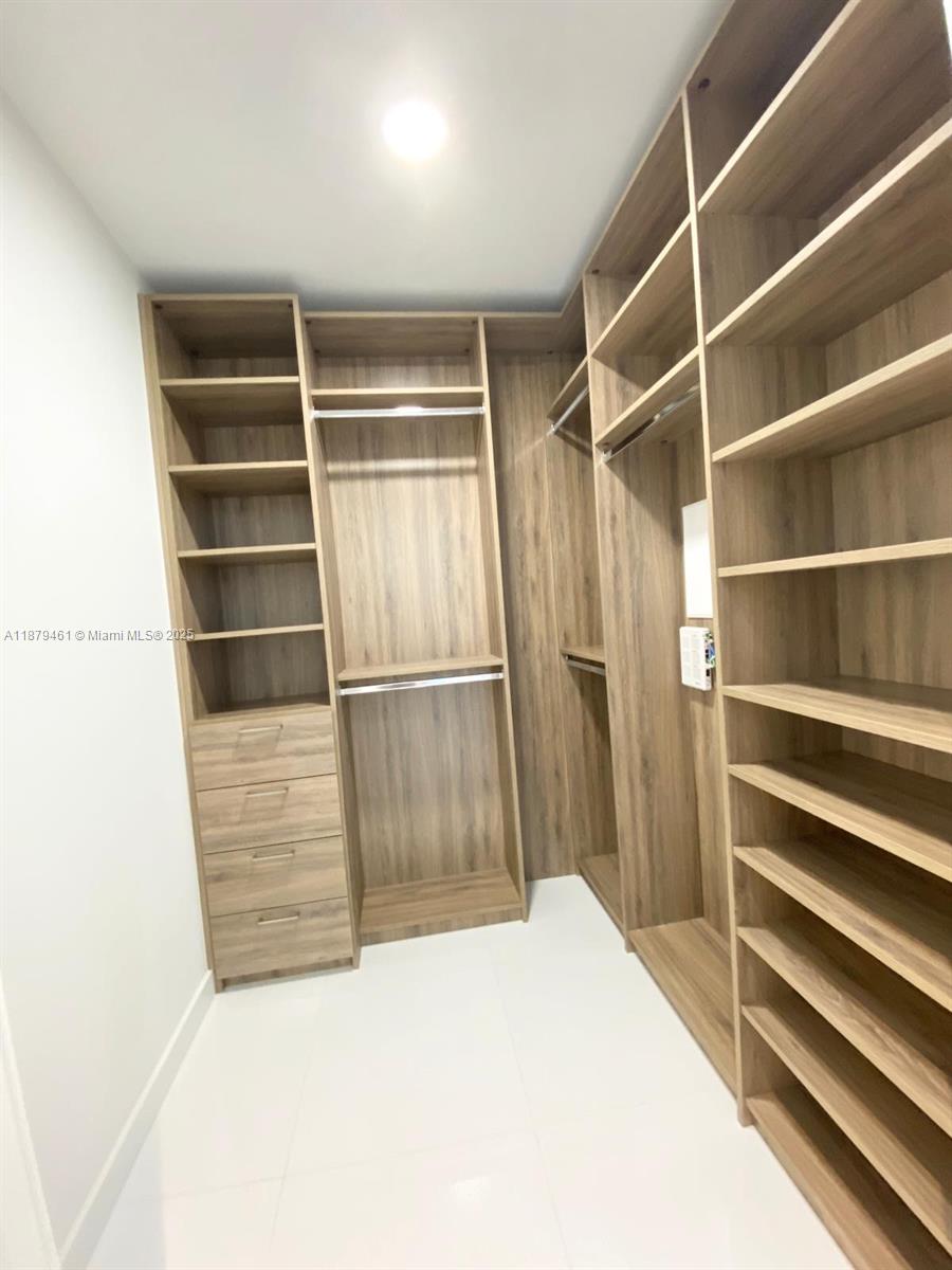 PARAMOUNT MIAMI WORLDCENT - Residential Lease