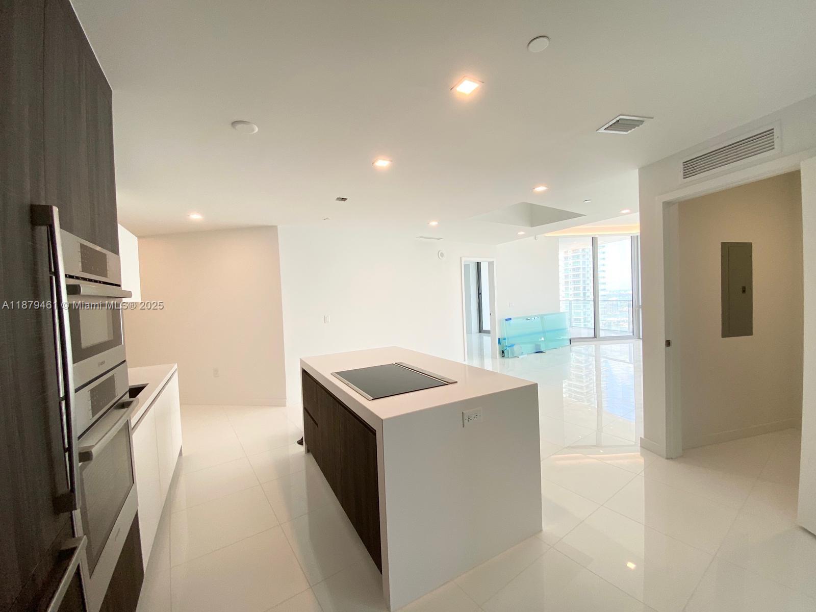 PARAMOUNT MIAMI WORLDCENT - Residential Lease