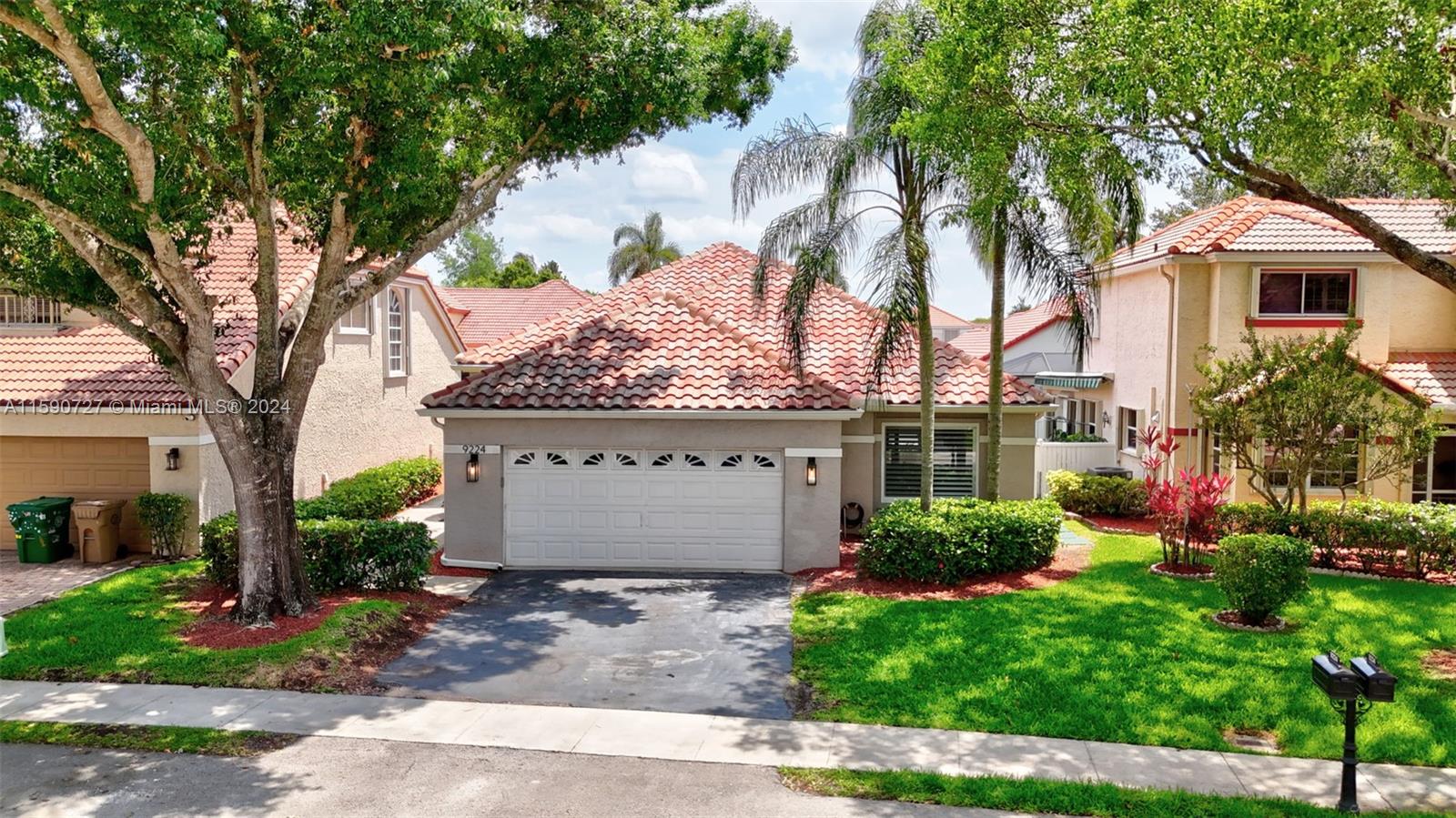 Property for Sale at 9224 Greenbrier Ct Ct, Davie, Broward County, Florida - Bedrooms: 3 
Bathrooms: 2  - $695,000