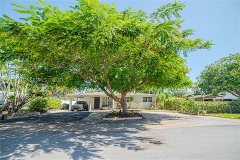 Photo of 1725 SW 30th St, Fort Lauderdale, FL 33315 (MLS # A12061182)