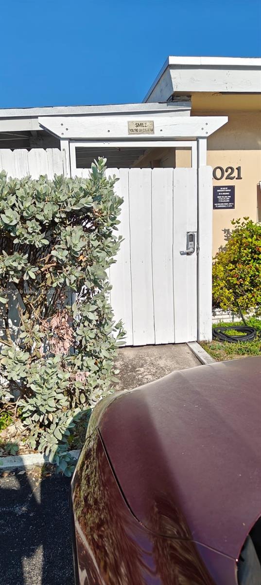 2 bedroom 1 bathroom bright and spacious unit with parking. Closed common yard. Gated property. Downtown Fort Lauderdale, right off Sunrise Blvd and US-1. See pics. Water additional 60$ per month. 1st and security required at move in.