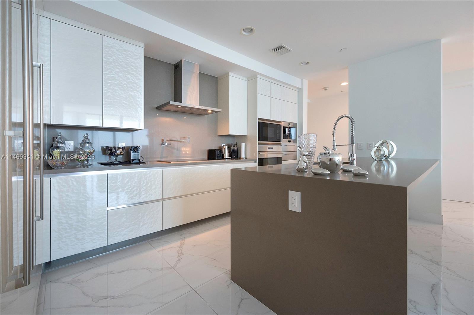 CHATEAU BEACH CONDO - Land