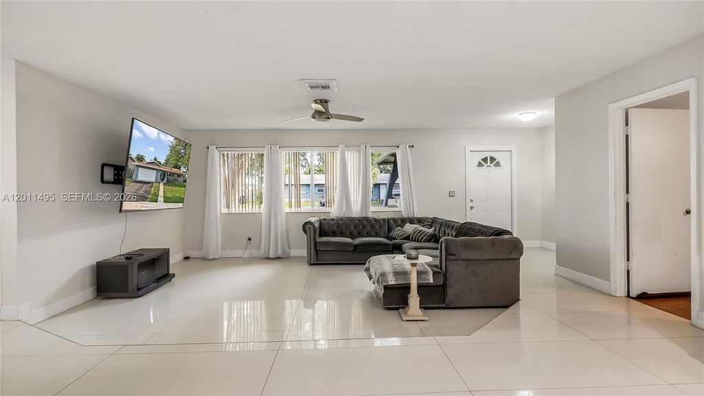 Photo of 9511 NW 8th St, Pembroke Pines, FL 33024 (MLS # A12011495)