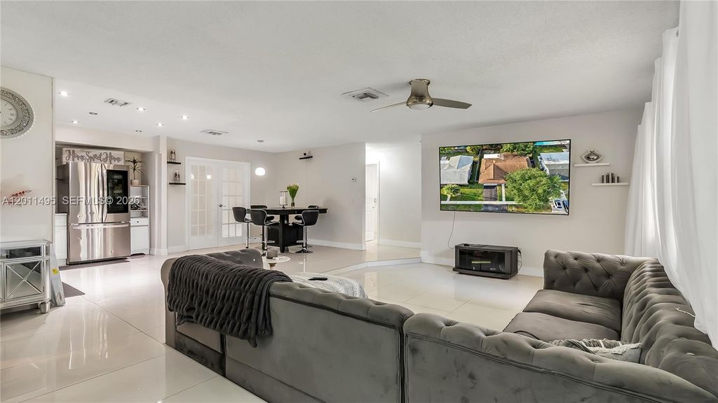 Photo of 9511 NW 8th St, Pembroke Pines, FL 33024 (MLS # A12011495)