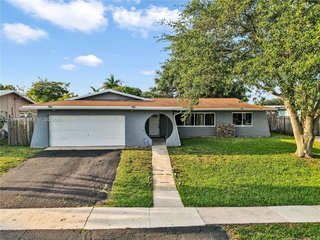 Photo of 9511 NW 8th St, Pembroke Pines, FL 33024 (MLS # A12011495)