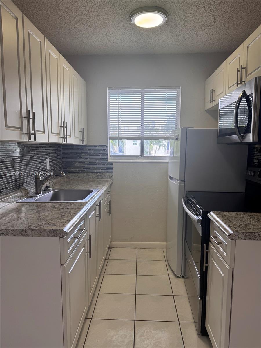 HOLLYWOOD LITTLE RANCHES - Residential Lease
