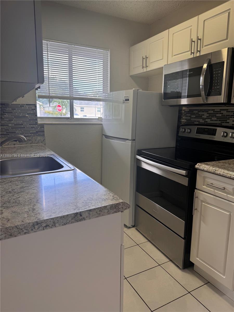 HOLLYWOOD LITTLE RANCHES - Residential Lease