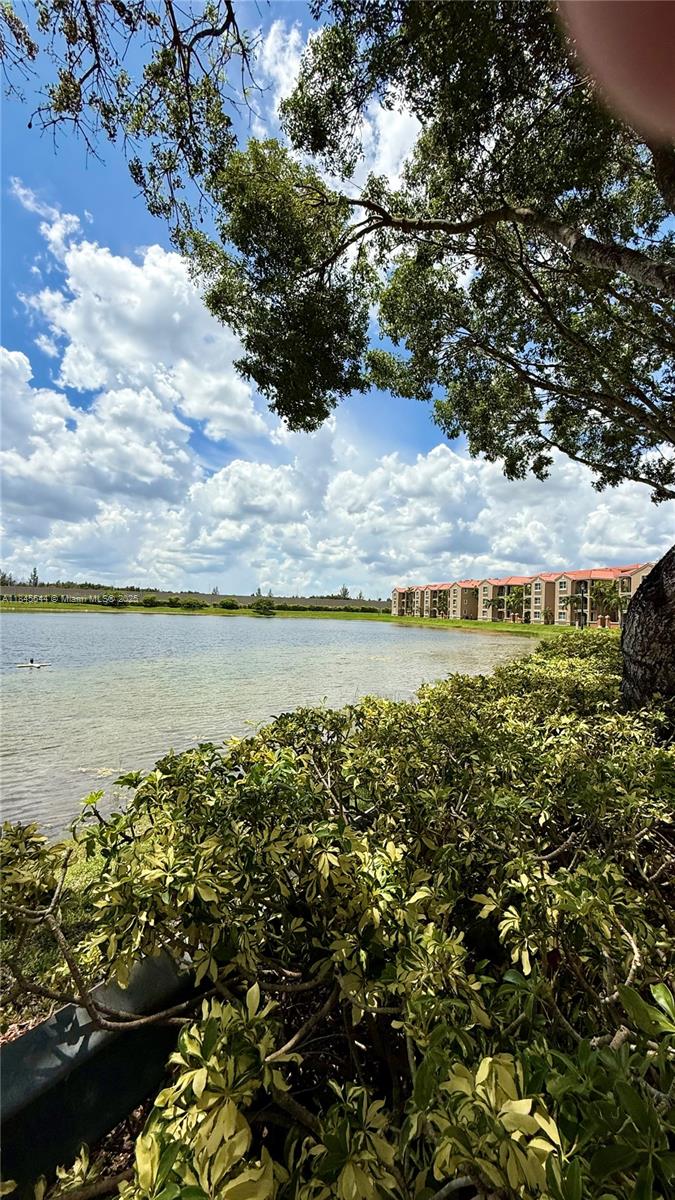 THE COURTS AT DORAL ISLES - Residential