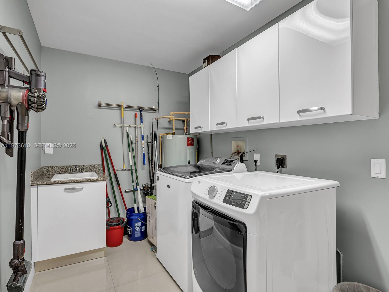 LUNA OCEAN RESIDENCES CON - Residential Lease