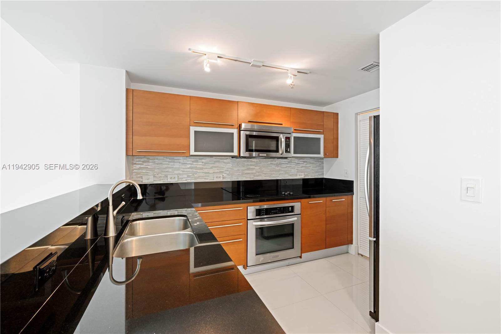 VIZCAYNE NORTH CONDO - Residential Lease