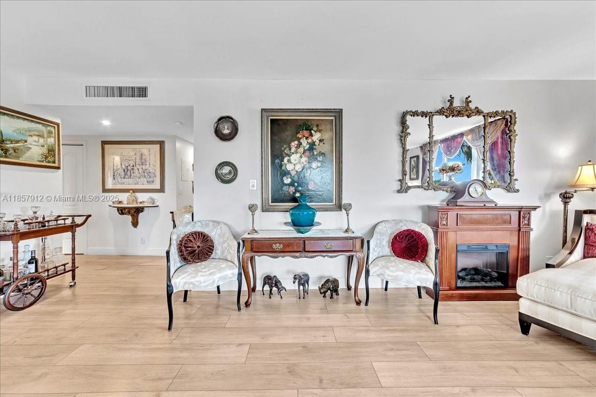 HILLCREST EAST NO 25 COND - Residential