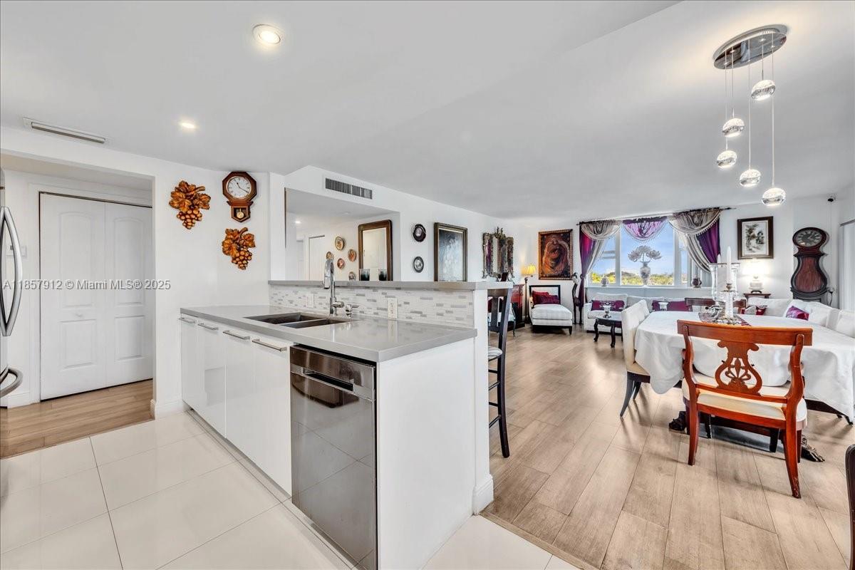 HILLCREST EAST NO 25 COND - Residential