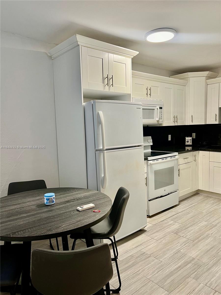 Come live in this comfortable unit with lots of light a few blocks from the beautiful beach of Miami Beach. Furnished unit, spacious, to be comfortable.