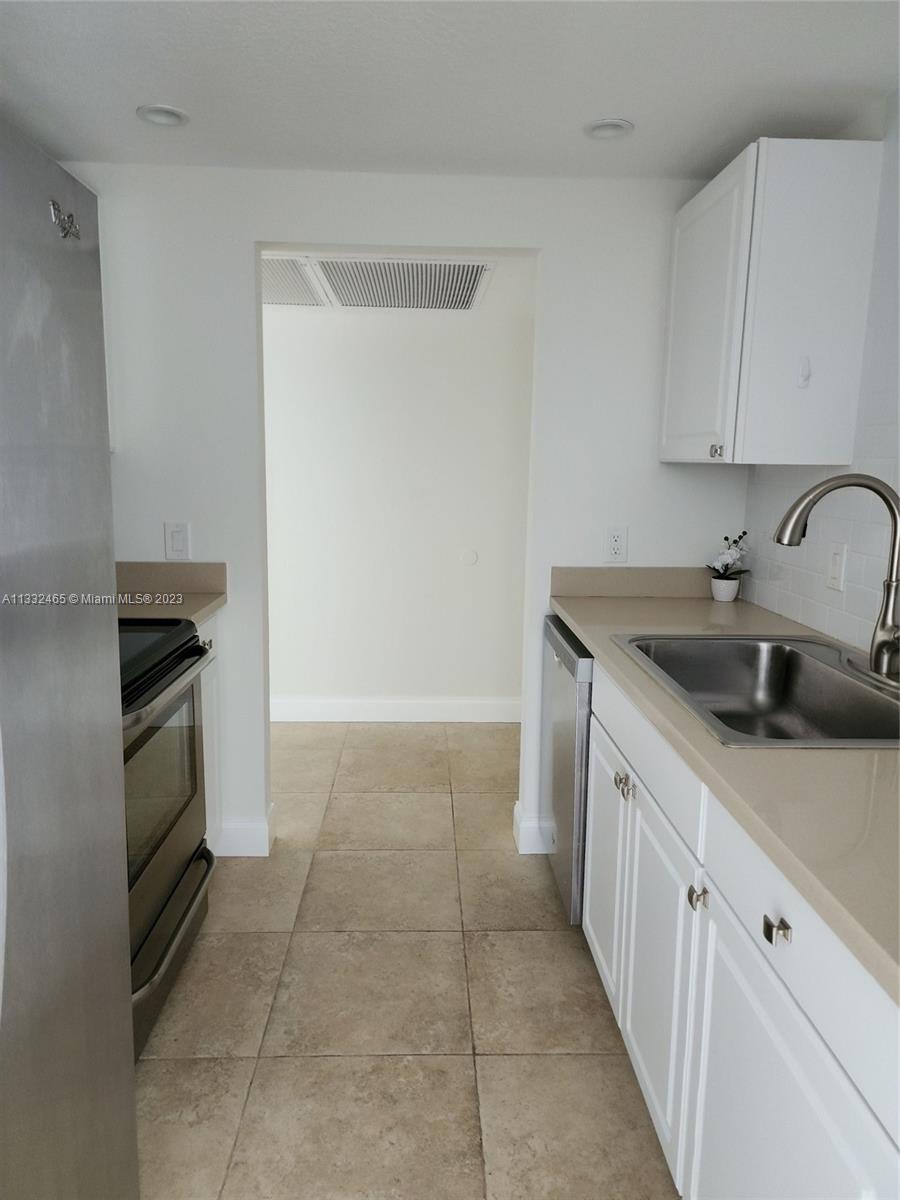 LORI-LYNN CONDO - Residential Lease