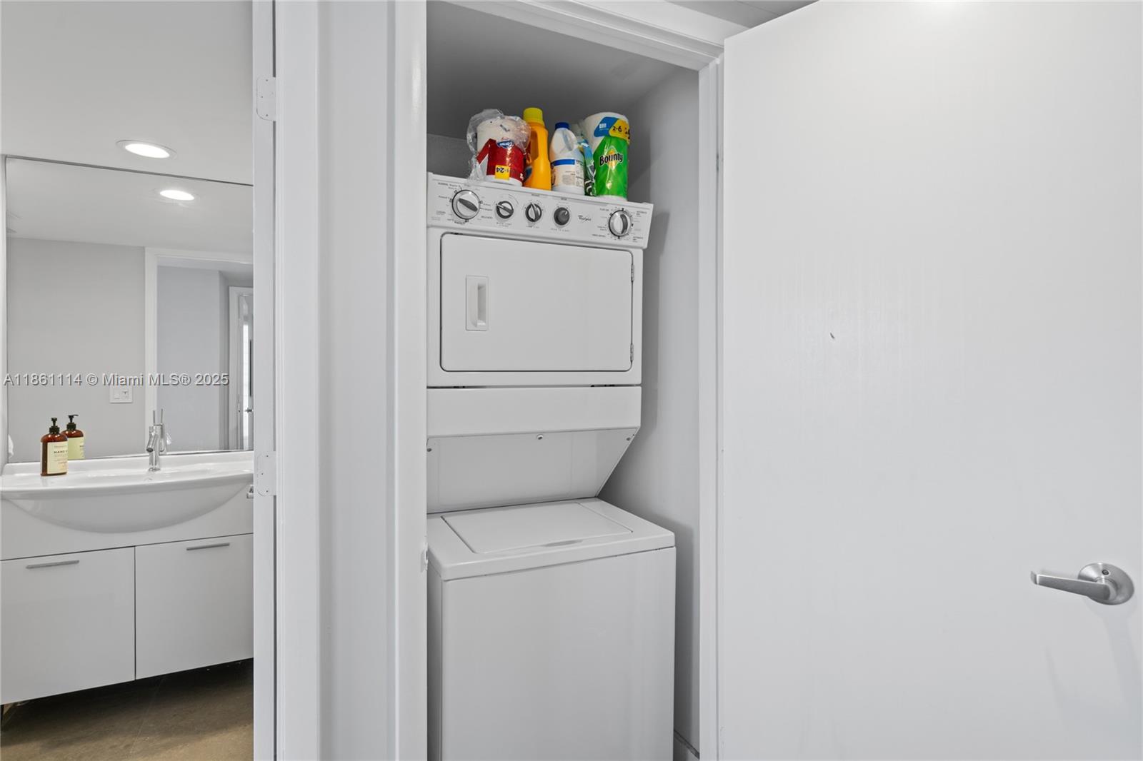 ICONBRICKELL CONDO NO 1 - Residential Lease