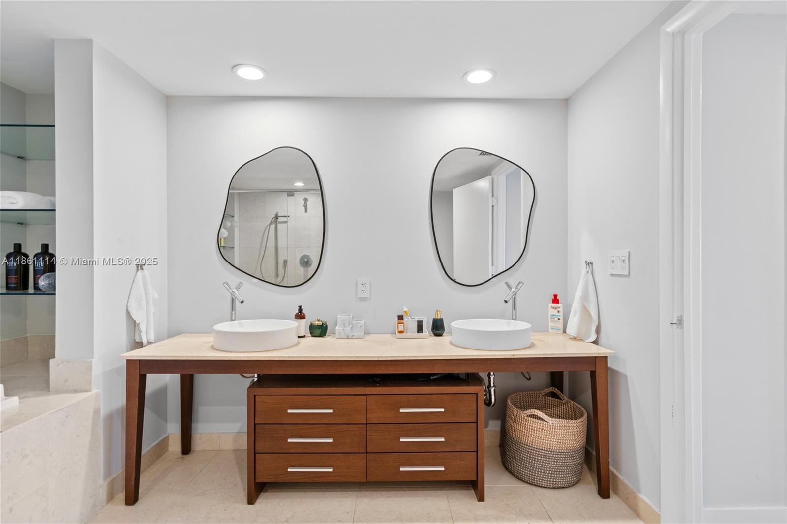 ICONBRICKELL CONDO NO 1 - Residential Lease