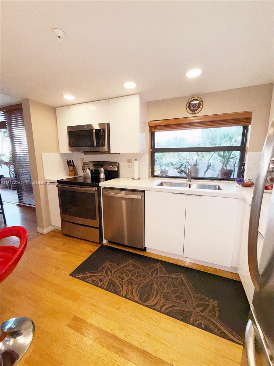 BAYVIEW TOWER CONDO - Residential