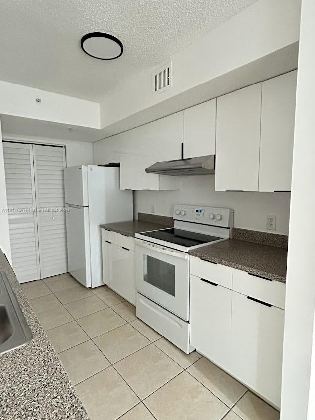 Rental Property at 450 S Park Rd 5-208, Hollywood, Broward County, Florida - Bedrooms: 2 
Bathrooms: 2  - $2,300 MO.