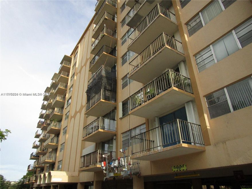 This spacious 2-bedroom, 2-bathroom condo with a Den that considers as a 3/2 located in North Miami
very well maintained, centrally located to shops