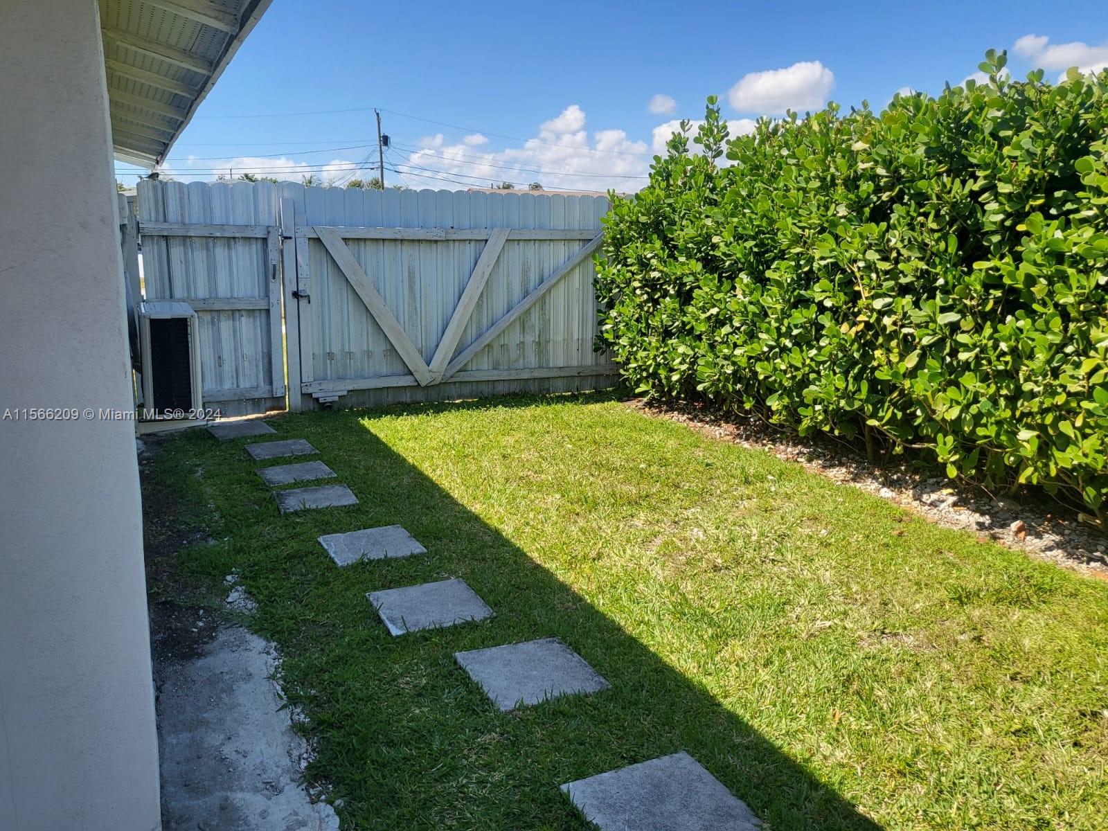 SO MIAMI HEIGHTS MANOR - Residential Lease