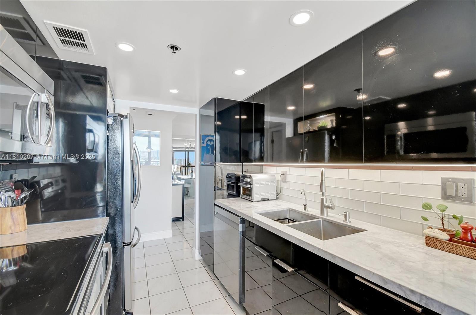 WINSTON TOWERS 600 CONDO - Residential