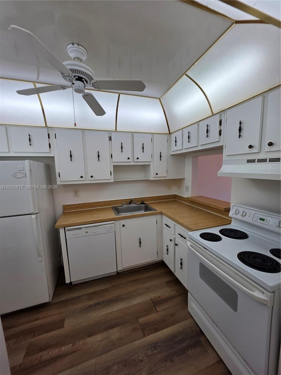 HERITAGE CIRCLE CONDO - Residential
