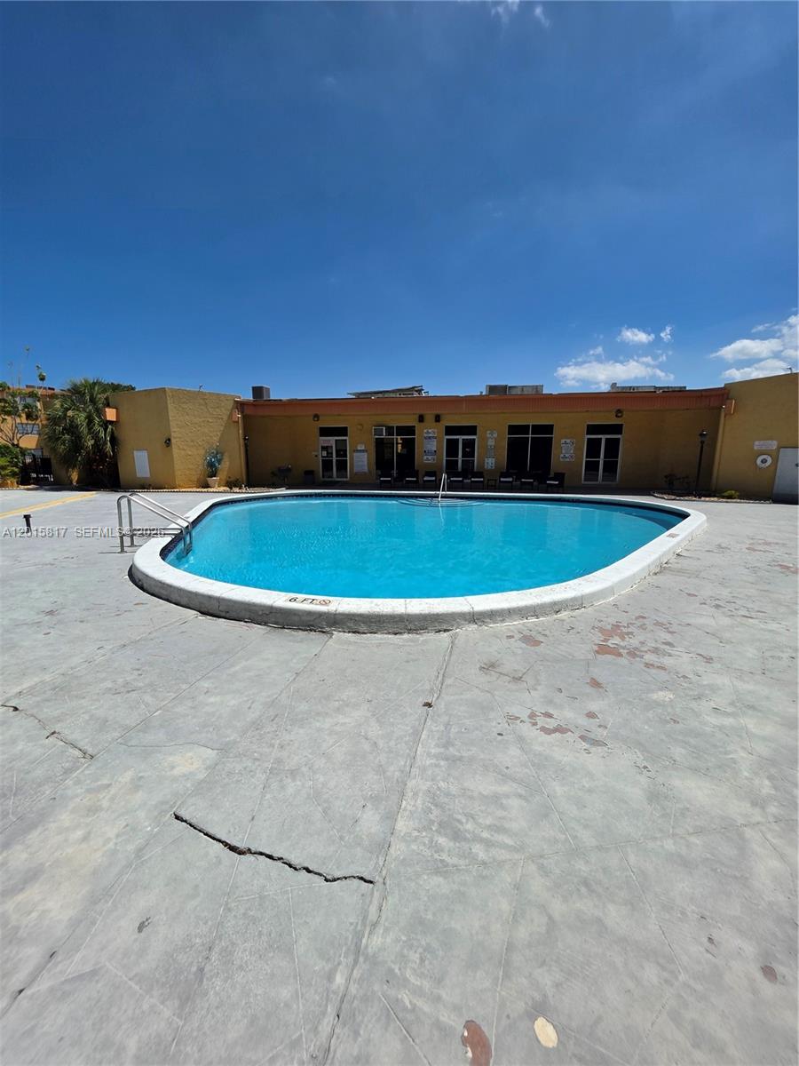 HERITAGE CIRCLE CONDO - Residential