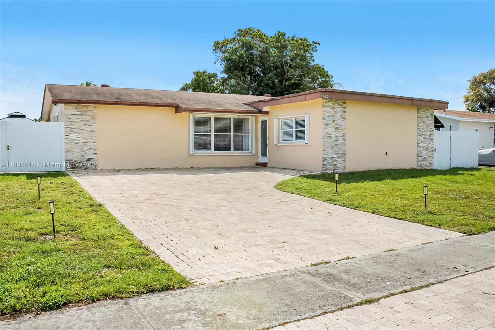 9400 Nw 13th St, Pembroke Pines, Miami-Dade County, Florida - 3 Bedrooms  
2 Bathrooms - 