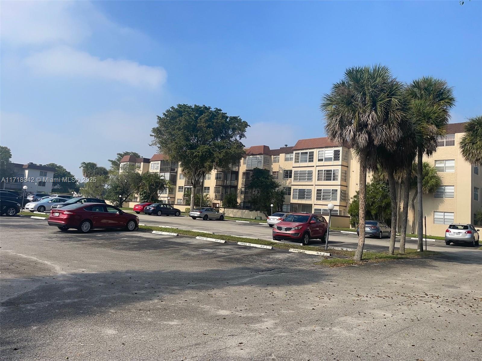 Spacious one Bedroom & one Batroom 4th Floor unit conveniently located close to major roads, shopping and dining in the heart of Plantation. This unit has tile floors, screend balcony,large Walk-in closet and kitchen open to the living area.
Community has clubhouse, pool, exersise room, BBQ area and Tennis courts. All Ages Building.