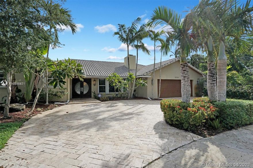 Exquisite 6 BED/3BATHS, ALL STONE FLOORS IN CUL-DE-SAC. KITCHEN HAS GRANITE COUNTERTOPS, A DOUBLE OVEN WITH A LARGE ISLAND. ALL BATHROOMS ARE COMPLETLY RENOVATED WITH MARBLE WITH A NONUS JACUZZI IN THE MASTER BATHROOM. TWO FIRE PLACES, HUGE CIRCULAR BAR, OVERZIED BACKYARD WITH POOL. BEAUITUFL GOLF COURSE AND LAKE VIEW!