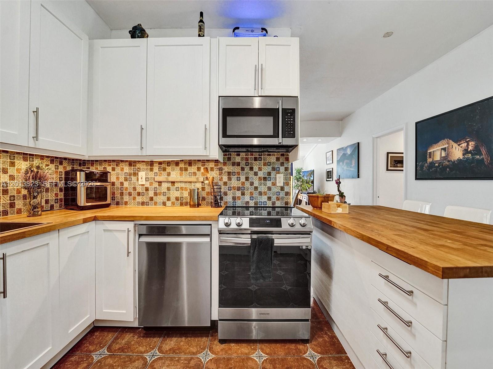 GULFSTREAM ESTATES - Residential